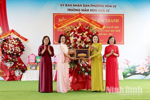 Đồng chí Phó Chủ tịch Quốc hội Nguyễn Thị Thanh thăm, tặng quà Trường Mầm non Hoa Lư