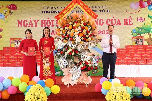 Đồng chí Phó Bí thư Tỉnh uỷ, Trưởng Đoàn ĐBQH tỉnh Mai Văn Tuất thăm, tặng quà các Trường Mầm non tại xã Yên Từ