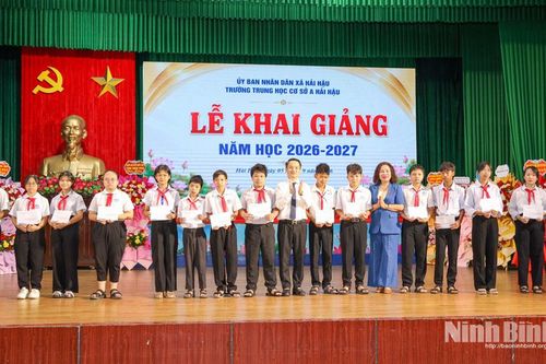 Đoàn đại biểu Quốc hội tỉnh trao quà cho học sinh có hoàn cảnh khó khăn tại Trường THCS A Hải Hậu