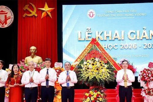 Phó Bí thư Tỉnh ủy Bùi Huy Vĩnh dự lễ khai giảng năm học mới tại Trường Đại học Hùng Vương
