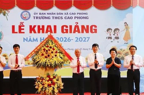 Chủ tịch HĐND tỉnh Bùi Đức Hinh dự khai giảng tại Trường THCS Cao Phong
