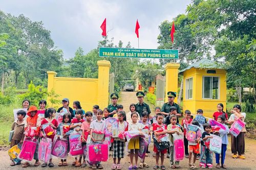 Chăm lo cho học sinh vùng biên giới