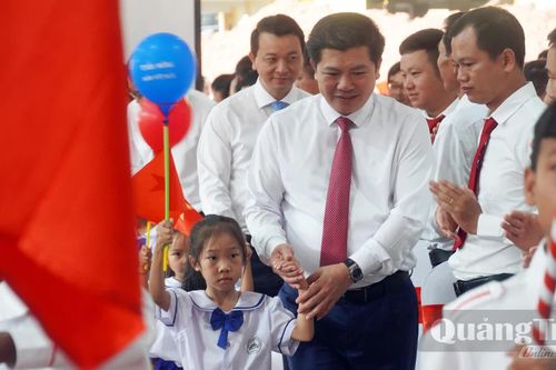 Đồng chí Phó Bí thư Thường trực Tỉnh ủy dự lễ khai giảng tại Trường phổ thông nội trú tiểu học và THCS Thượng Trạch