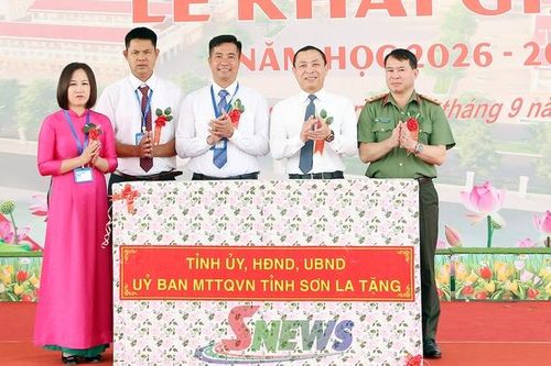 Đồng chí Trưởng ban Tổ chức Tỉnh ủy dự Lễ khai giảng tại Trường Phổ thông nội trú Tiểu học và THCS Phiêng Khoài