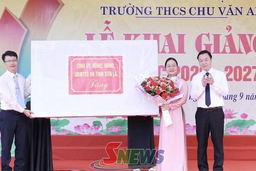 Mỗi cán bộ, giáo viên, nhân viên chung tay chăm lo cho học sinh có hoàn cảnh khó khăn