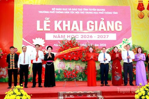 Đồng chí Lê Thị Kim Dung, Phó Bí thư Thường trực Tỉnh ủy dự khai giảng năm học mới tại trường Phổ thông Dân tộc nội trú THPT tỉnh