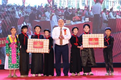 Chủ tịch UBND tỉnh Phan Huy Ngọc dự Lễ khai giảng tại Trường Phổ thông nội trú Tiểu học và THCS Minh Tân