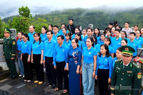 Liên đoàn Lao động tỉnh tổ chức Lễ chào cờ tại Cột cờ Quốc gia Lũng Cú