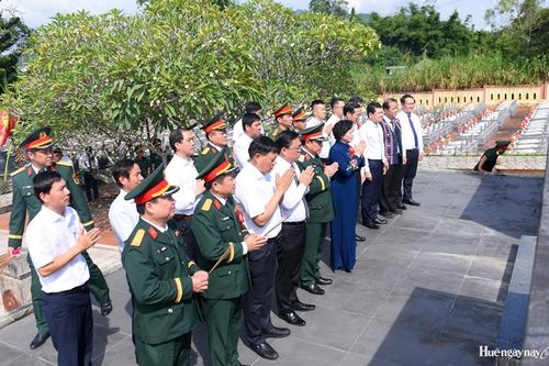 Phó Thủ tướng Phạm Thị Thanh Trà tưởng niệm các anh hùng liệt sĩ tại Nghĩa trang A Lưới