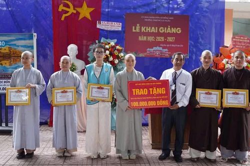 Lâm Đồng: Trao học bổng 'Cùng em đến trường' cho học sinh tại xã La Ngâu