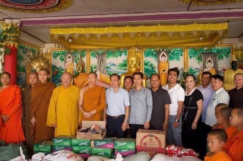 Lào: Chùa Khải Nam (tỉnh Thanh Hóa) thăm và tặng quà tại tỉnh Hủa Phăn