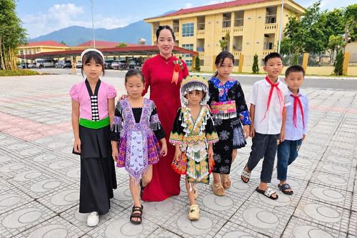 Tiếng kẻng lúc mờ sáng nơi biên cương, đánh thức cô trò đón năm học mới