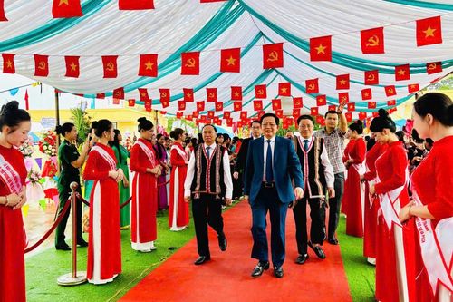 Rộn ràng khai giảng năm học mới, khánh thành loạt trường nội trú vùng biên