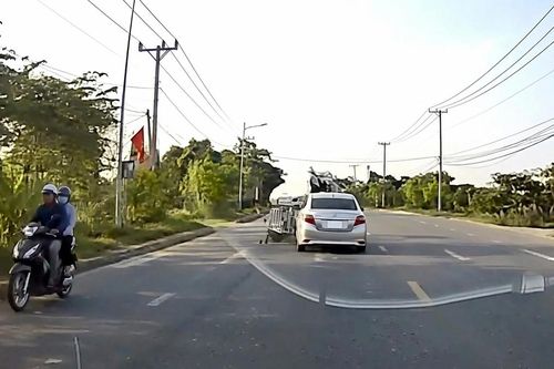 Chuyển hướng thiếu quan sát, tài xế xe máy bị ô tô húc văng lên nắp capo