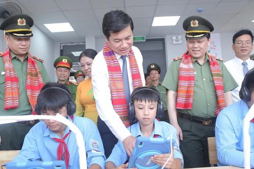 Thứ trưởng Nguyễn Tường Văn trải nghiệm thư viện điện tử cùng học sinh ở Nghệ An