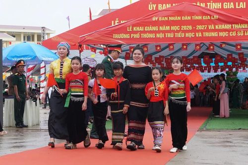 Phó Thủ tướng Hồ Quốc Dũng dự khai giảng và khánh thành trường liên cấp biên giới Gia Lai