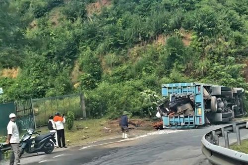 Nghệ An: Ô tô chở máy múc bị lật khi xuống dốc khiến hai người tử vong