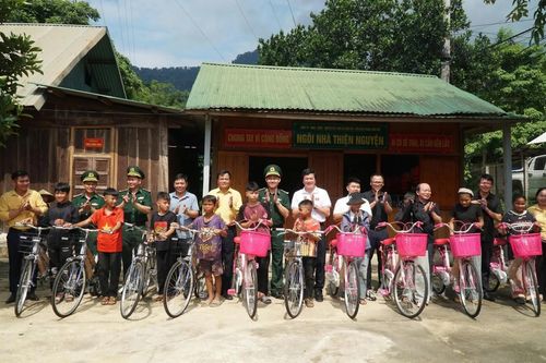 Mang 'Nghĩa tình biên giới' đến đồng bào vùng biên ngày đầu năm học mới