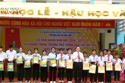 Phó Chủ tịch Quốc hội Nguyễn Khắc Định dự khai giảng tại trường dân tộc nội trú Pi Năng Tắc