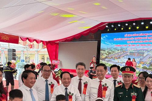 Nhà xuất bản Giáo dục Việt Nam trao tặng 1.000 bộ sách giáo khoa, tiếp sức học sinh vùng biên Tuyên Quang