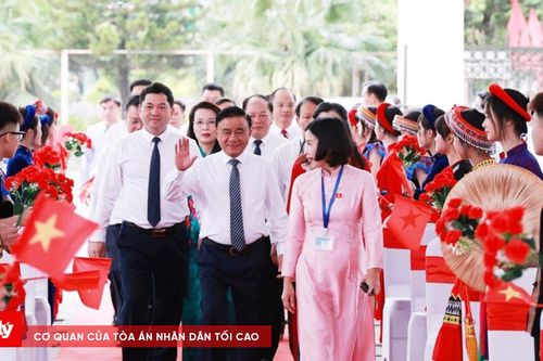 Thường trực Ban Bí thư Trần Cẩm Tú dự Khai giảng tại Trường PTDTNT tỉnh Bắc Ninh