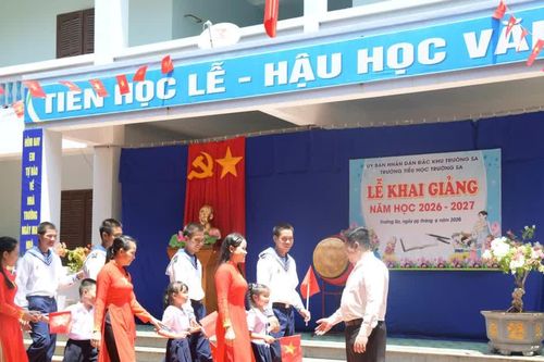 Sôi nổi ngày khai trường ở Trường Sa