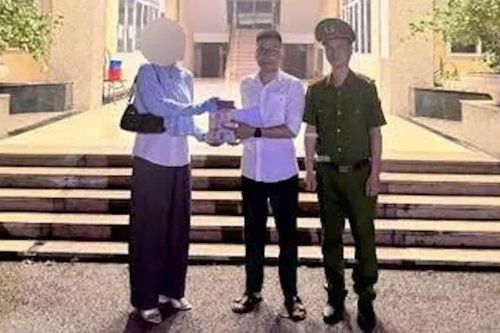 Bàn giao 1 tỷ đồng cho người dân bỏ quên ở quán cà phê