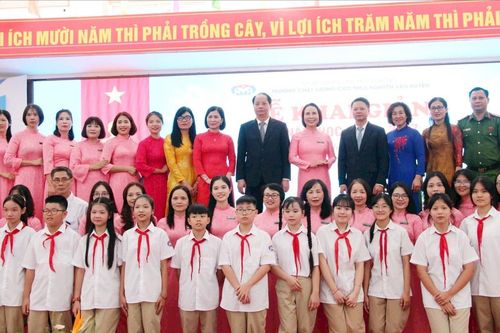 Trưởng Ban Tuyên giáo Thành ủy dự khai giảng tại THCS Nguyễn Văn Huyên