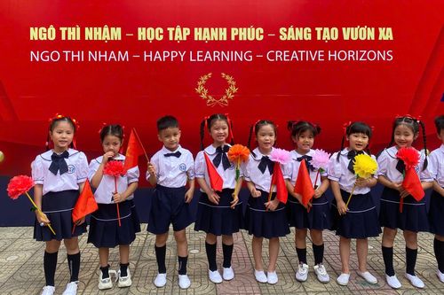 Hà Nội rộn ràng ngày khai trường, chắp cánh những ước mơ