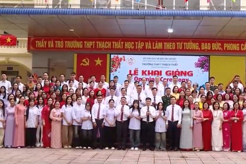 Trường THPT Thạch Thất khởi đầu năm học đổi mới