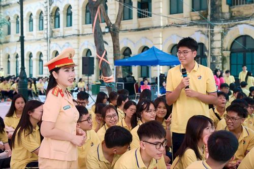 Hơn 1.000 học sinh THPT được hướng dẫn lái xe an toàn