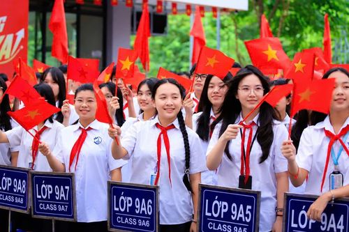 Phía sau cánh cổng trường ngày khai giảng