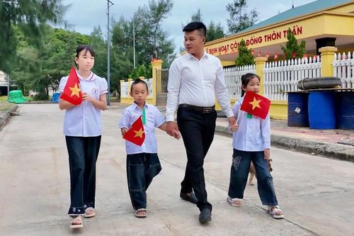 Lễ khai giảng chỉ có 1 thầy 3 trò ở điểm trường đảo Trần