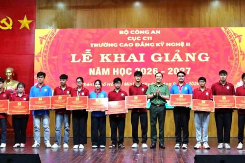 Thứ trưởng Lê Văn Tuyến dự Lễ khai giảng năm học 2026-2027 của Trường Cao đẳng Kỹ nghệ II