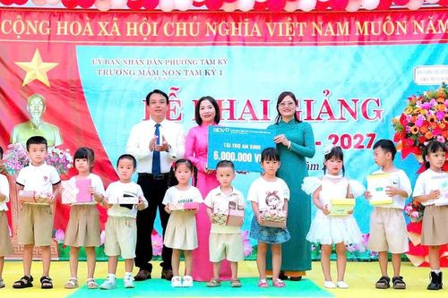 Tam Kỳ (Đà Nẵng) trao gần 126 triệu đồng học bổng và quỹ an sinh đầu năm học mới