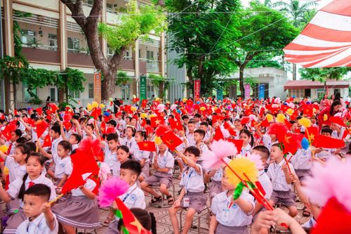 Học sinh Hà Nội rực rỡ cờ hoa đón năm học mới