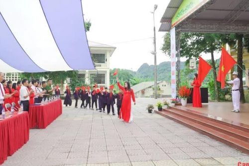 Phó Chủ tịch UBND tỉnh Hoàng Văn Thạch dự Lễ khai giảng tại Trường Phổ thông dân tộc nội trú THCS Đông Khê