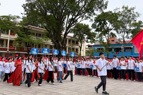 Phó Chủ tịch HĐND tỉnh Bế Minh Đức dự lễ khai giảng tại Trường THPT Thành phố Cao Bằng