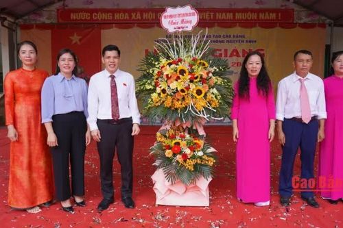Phó Trưởng đoàn chuyên trách Đoàn đại biểu Quốc hội tỉnh dự khai giảng tại Trường THPT Nguyên Bình
