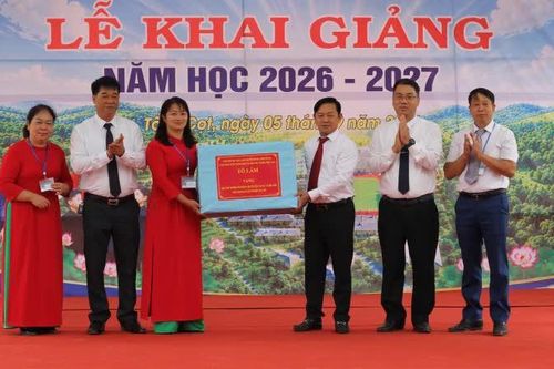 Phó Chủ tịch HĐND tỉnh Lã Hoài Nam dự khai giảng tại Trường Phổ thông nội trú Tiểu học và THCS Tổng Cọt