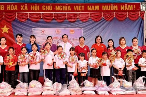 Hội Chữ thập đỏ tỉnh trao 167 phần quà cho học sinh Tiên Thành, xã Thạch An