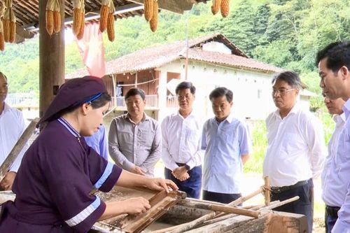 Bí thư Tỉnh ủy, Chủ tịch HĐND tỉnh Phan Thăng An khảo sát làng nghề làm giấy bản, làm hương tại xã Quảng Uyên