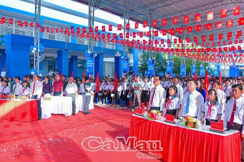 Hơn 397.000 học sinh Cà Mau rộn ràng bước vào năm học mới