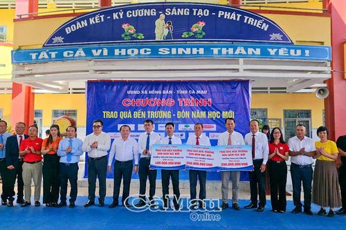 Thứ trưởng Bộ Tài chính Lê Tấn Cận tặng quà năm học mới tại tỉnh Cà Mau