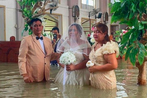 Nhà thờ ngập sâu, nước dâng cao đến eo, cặp đôi vẫn quyết 'lội nước' tổ chức đám cưới: Khung cảnh bên trong khiến nhiều người chú ý