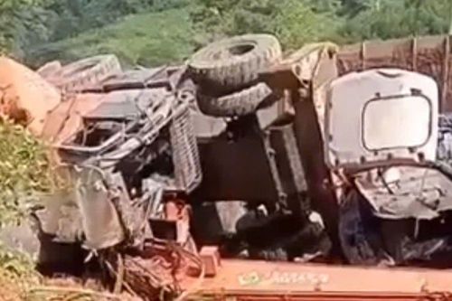 Ô tô chở máy múc bị lật, đè trúng xe máy, 2 vợ chồng thiệt mạng: Hiện trường thương tâm