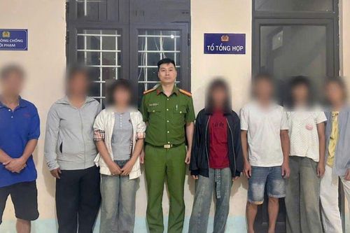 4 cháu nhỏ lên xe đi Hà Nội, công an nhanh chóng can thiệp