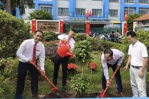 Trường học tại TPHCM: Phát động phong trào trồng, chăm sóc cây xanh dịp khai giảng năm học mới