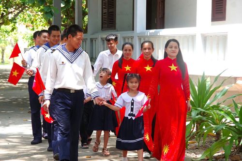 Rộn ràng lễ khai giảng năm học mới ở Trường Sa