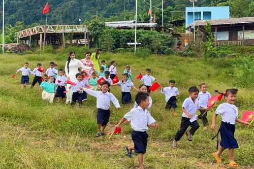 Lễ khai giảng bình dị ở điểm trường chỉ có 3 giáo viên cùng 38 học sinh